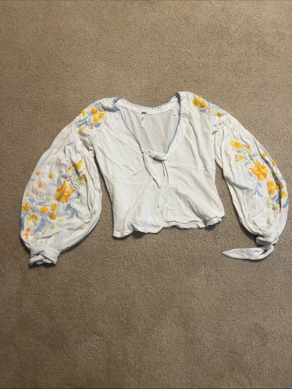 Women”s boho White Embroidered Floral Peasant Top FREE PEOPLE